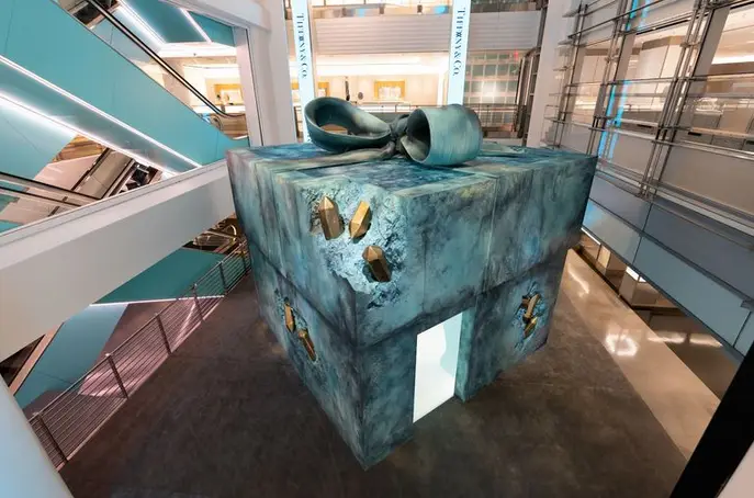 Art on Fifth! Lots to see on our Tour on Fifth, Fifth Avenue History Tour | Like A Local Tours a giant box sculpture at tiffanys store