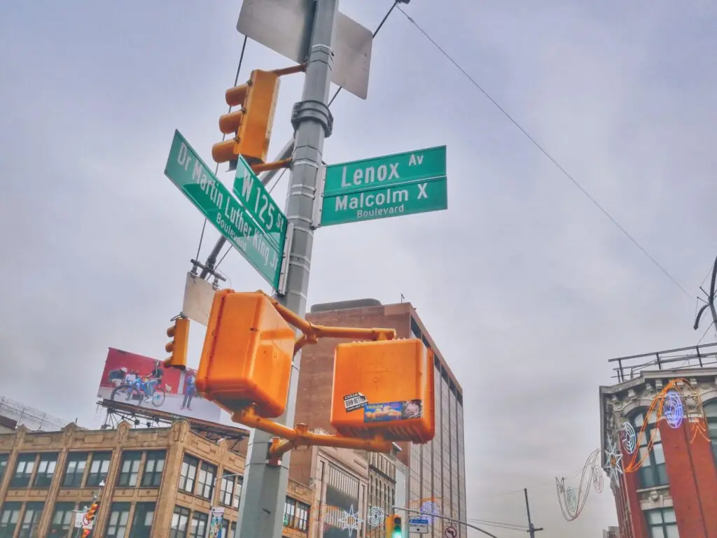 a traffic light on a city street